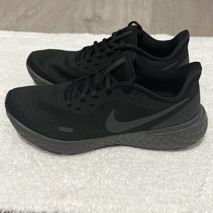 Nike Revolution women’s Size 9.5 black/gray excellent condition